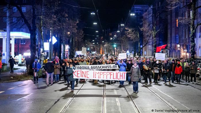Almanya'da binlerce kişi Covid-19 kısıtlamalarını protesto etti
