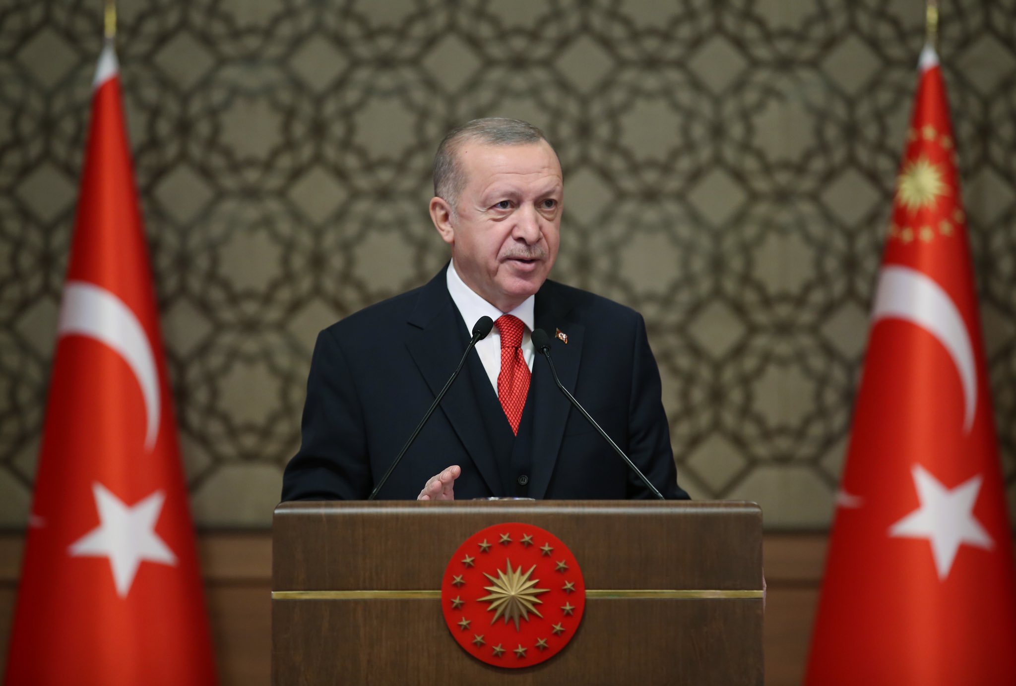Cumhurbaşkanı Erdoğan: Lezbiyenlerin söylediklerine takılmayalım biz analarımıza bakalım