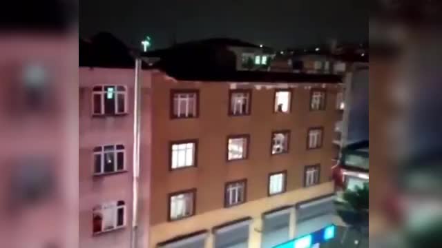 İstanbul'da fırtınalı gece: Çatılar uçtu