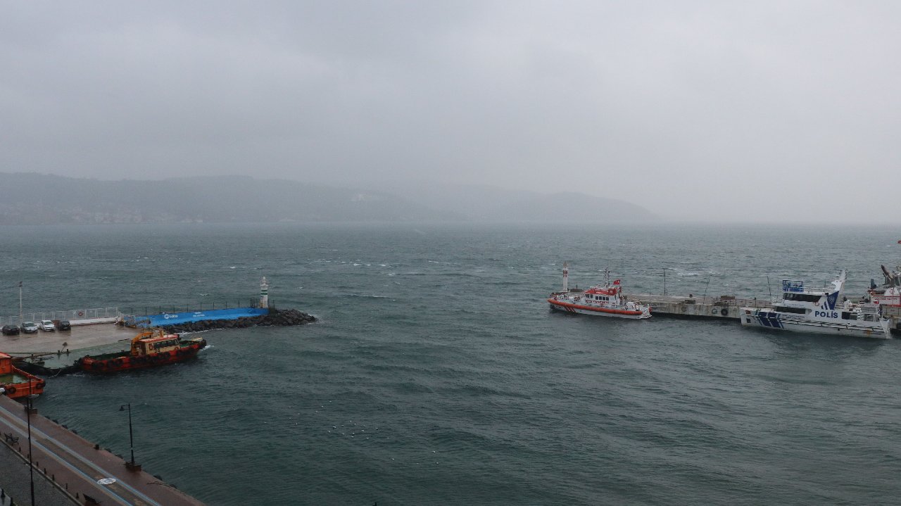 Gökçeada ve Bozcaada'ya bugün de feribot seferleri yapılamıyor