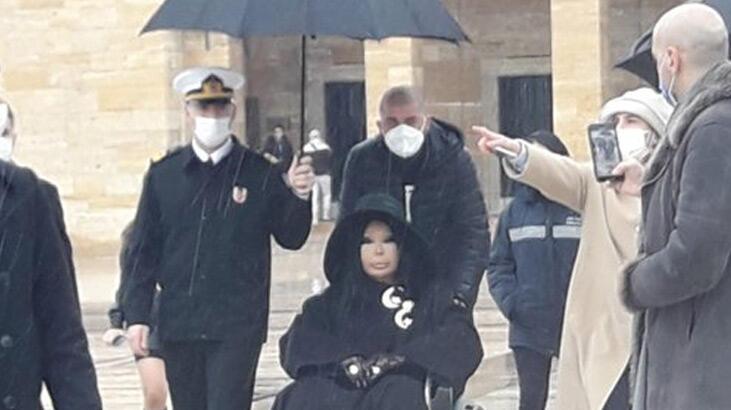 MSB, üniformalı subayın Anıtkabir'de Bülent Ersoy'a şemsiye tutmasıyla ilgili inceleme başlattı