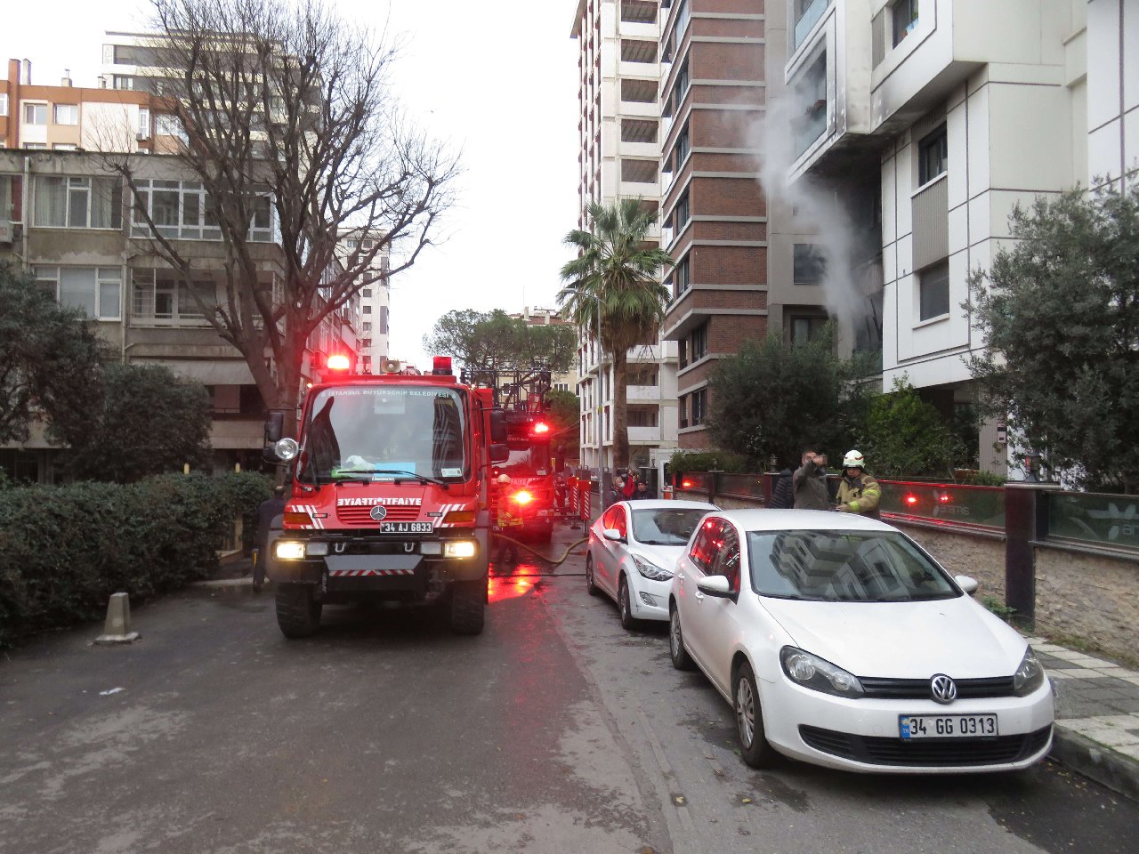 Kadıköy'de apartmanda yangın: 1 kişi hayatını kaybetti