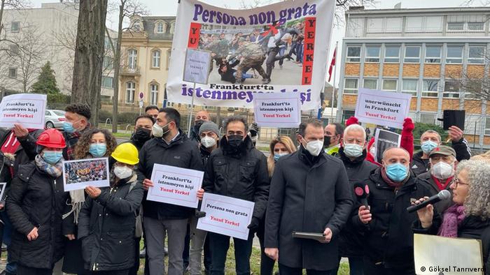 Frankfurt'ta Yusuf Yerkel protestosu: "Madenci tekmeleyen ataşe istemiyoruz"