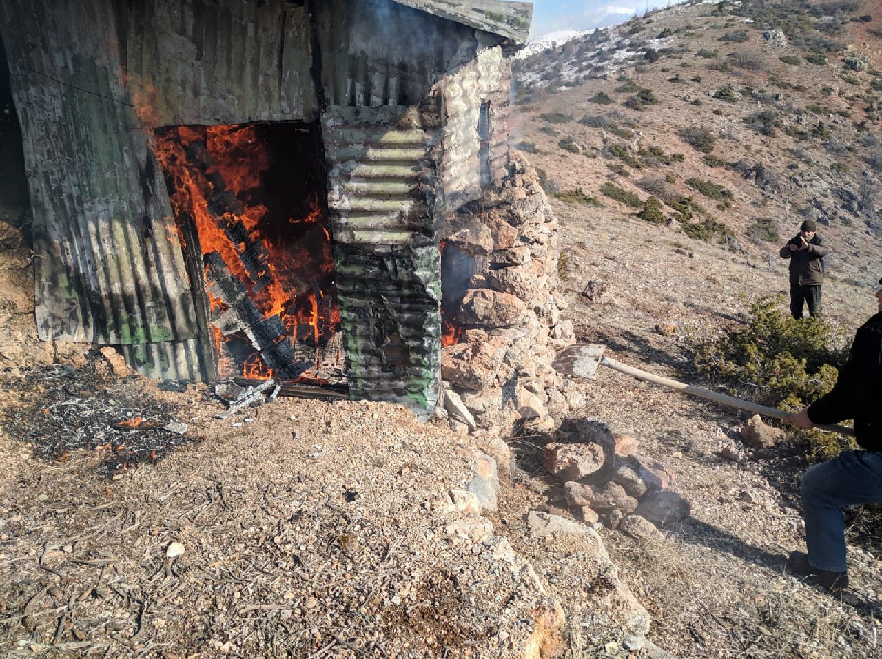 Erzincan'da kaçak olarak yabani keçi avlamak için avcılar tarafından ormanda yapılan kulübe yakıldı