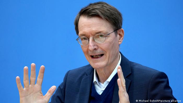 Almanya Sağlık Bakanı Lauterbach: "Omicron son varyant olmayacak, gelecek haftalar zor geçecek"