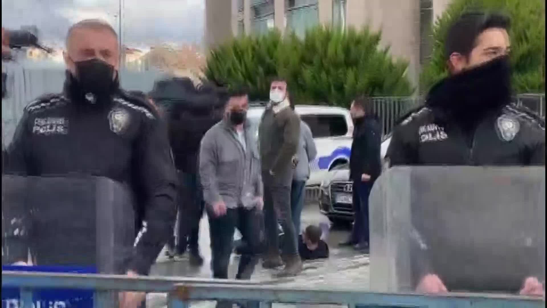 Çağlayan Adliyesi önünde polis, "Bıçaklı saldırgan" olduğunu belirttiği kişiyi bacağından vurdu