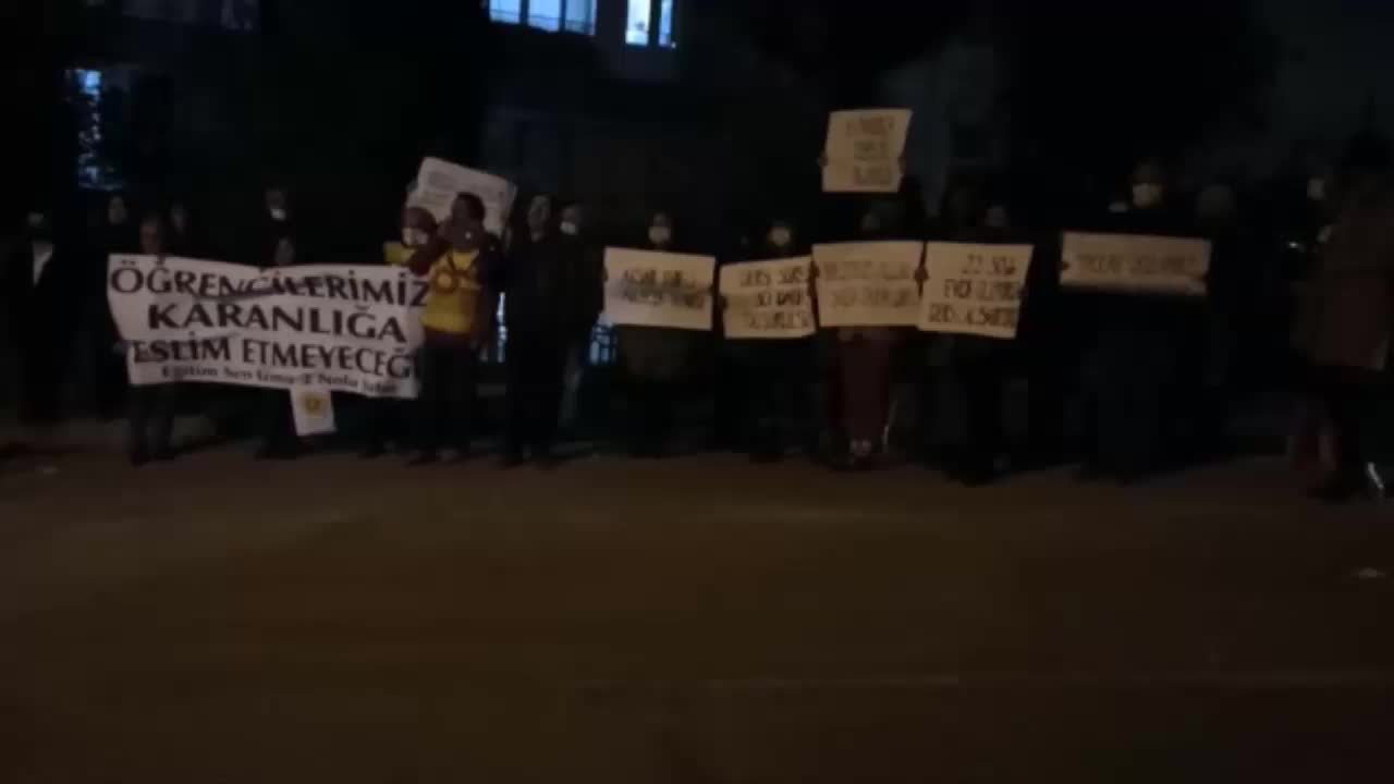 İzmir'de veliler ve öğrenciler karanlıkta eğitimi okul önünde protesto etti: "Karanlığa teslim olmayacağız"