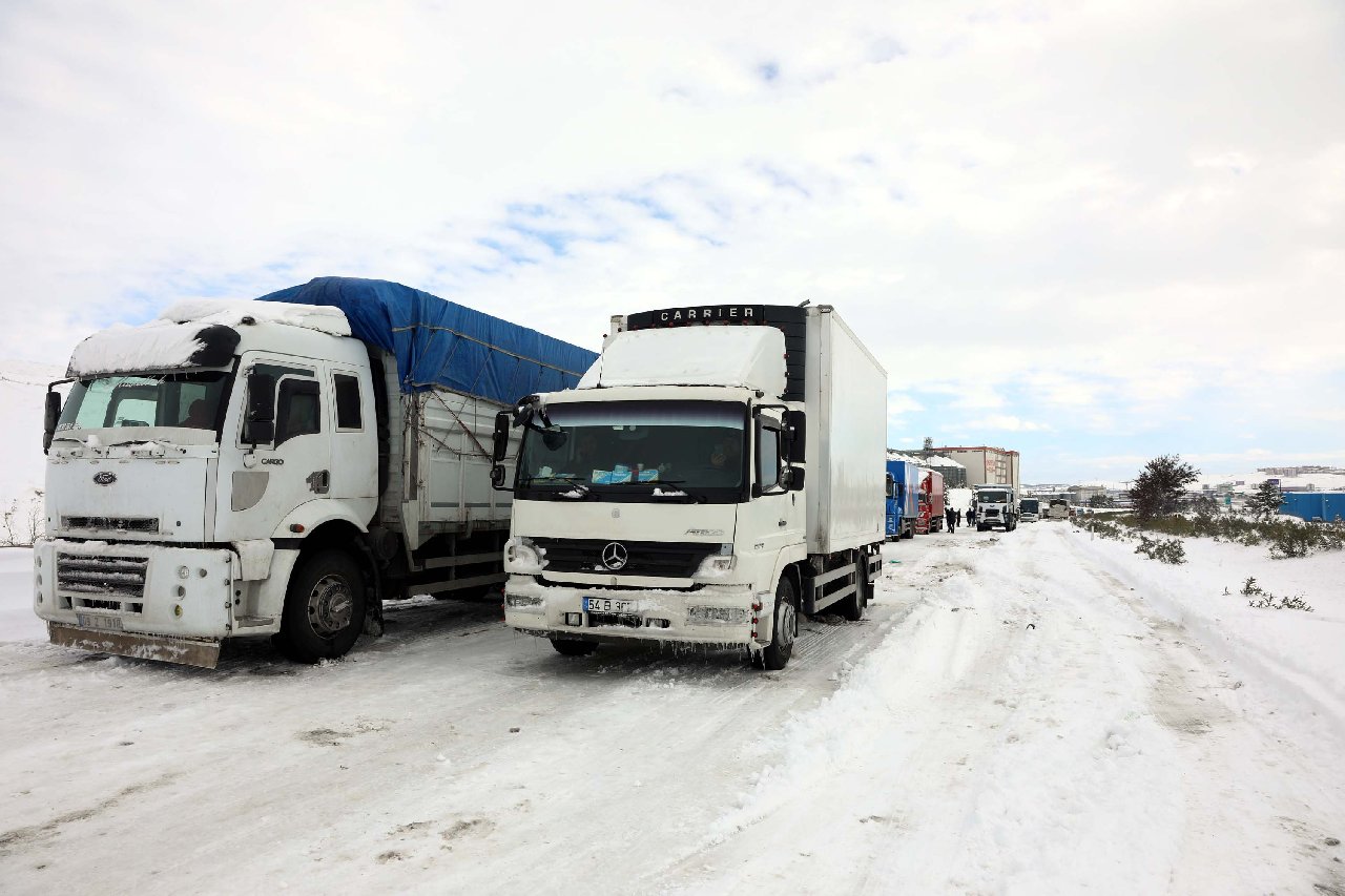 Gaziantep Valisi: yolda kalan 900 aracın tahliyesi için çalışılıyor