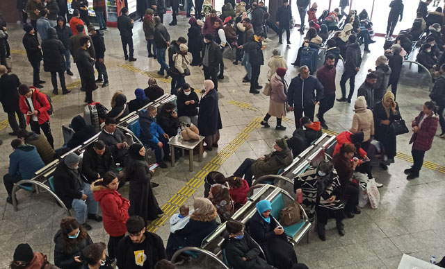 Konya'da yollar kapandı; yolcuların terminalden çıkmasına izin verilmedi