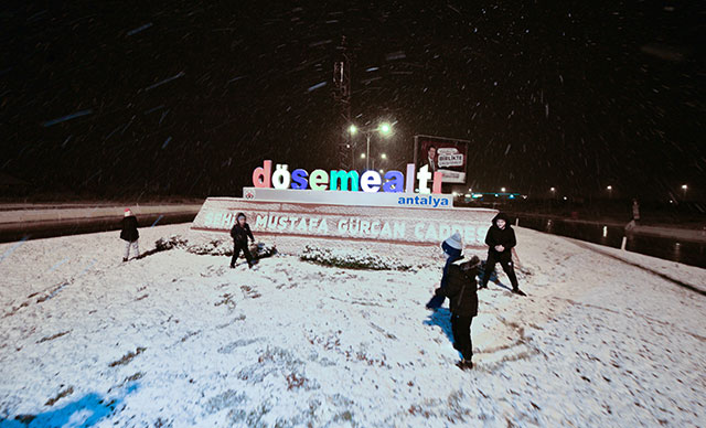 Antalya kent merkezine 29 yıl sonra kar yağdı