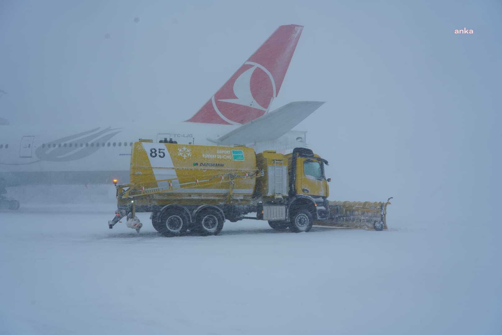 THY, İstanbul Havalimanı'ndaki tüm uçuşları gece 00.00'a kadar durdurdu