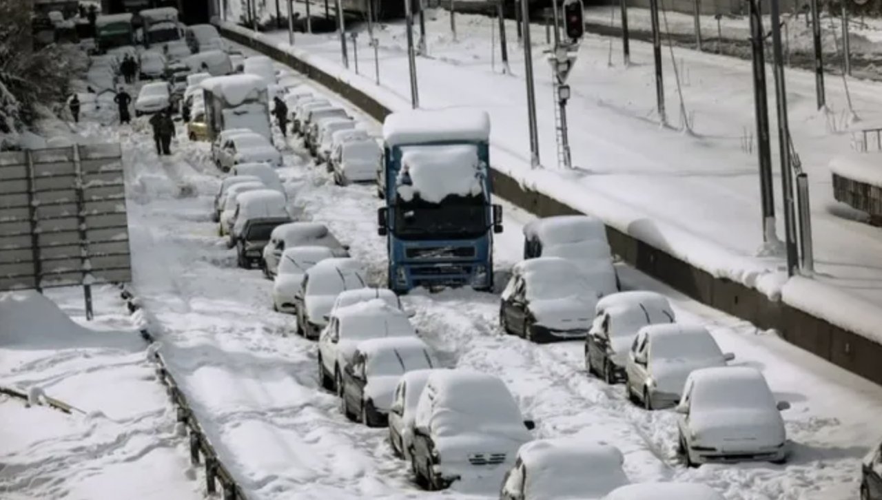Atina'da kar nedeniyle yolda kalanlara 2 bin Euro tazminat