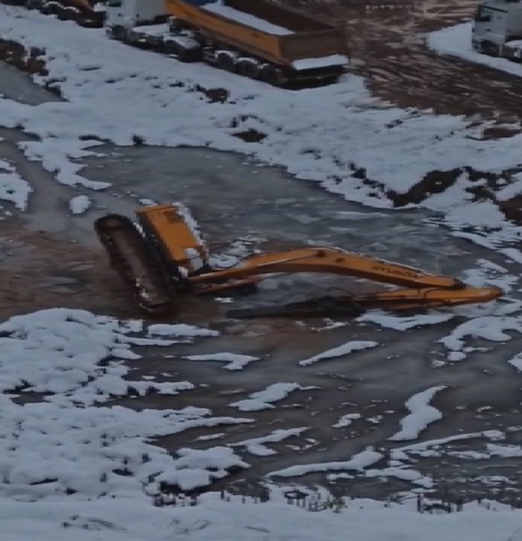 İstanbul'da buz tutan su birikintisine düşen iş makinesinin operatörünün cansız bedeni bulundu