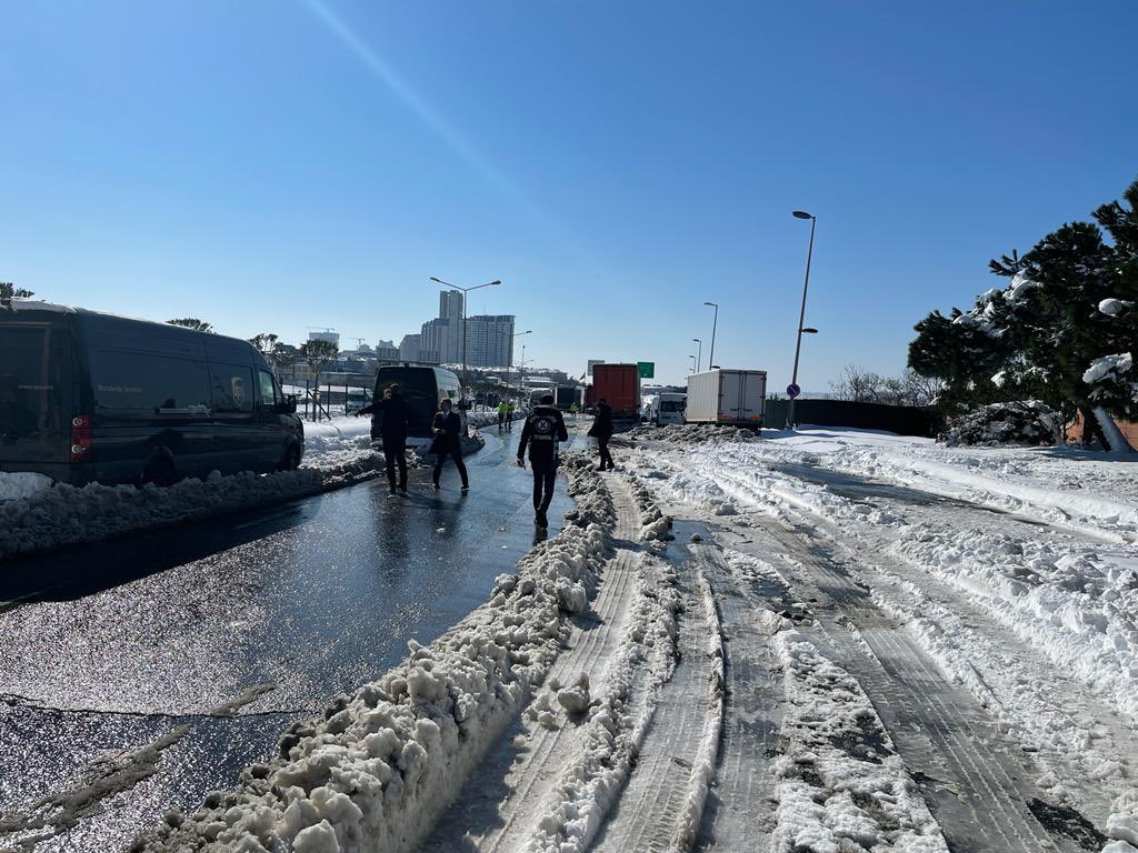İstanbul Valisi: Hadımköy gişeler ile Arnavutköy arasına bırakılan araçlar acilen çekilmeli