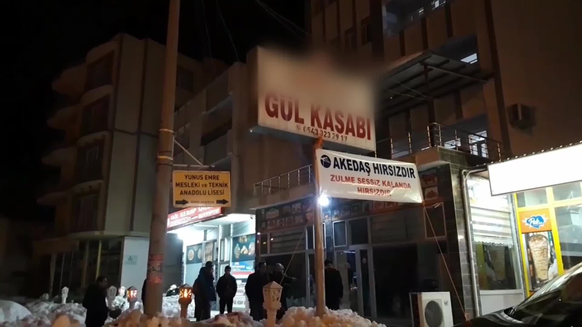 Elektrik zammını protesto için işyerine pankart asan esnaf gözaltına alındı