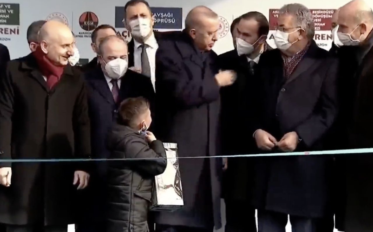 Erdoğan'dan mikrofonu isteyen çocuk Kılıçdaroğlu'na 'hain' dedi