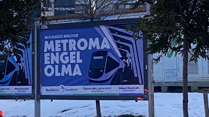 İstanbul'da "Metroma engel olma" afişleri