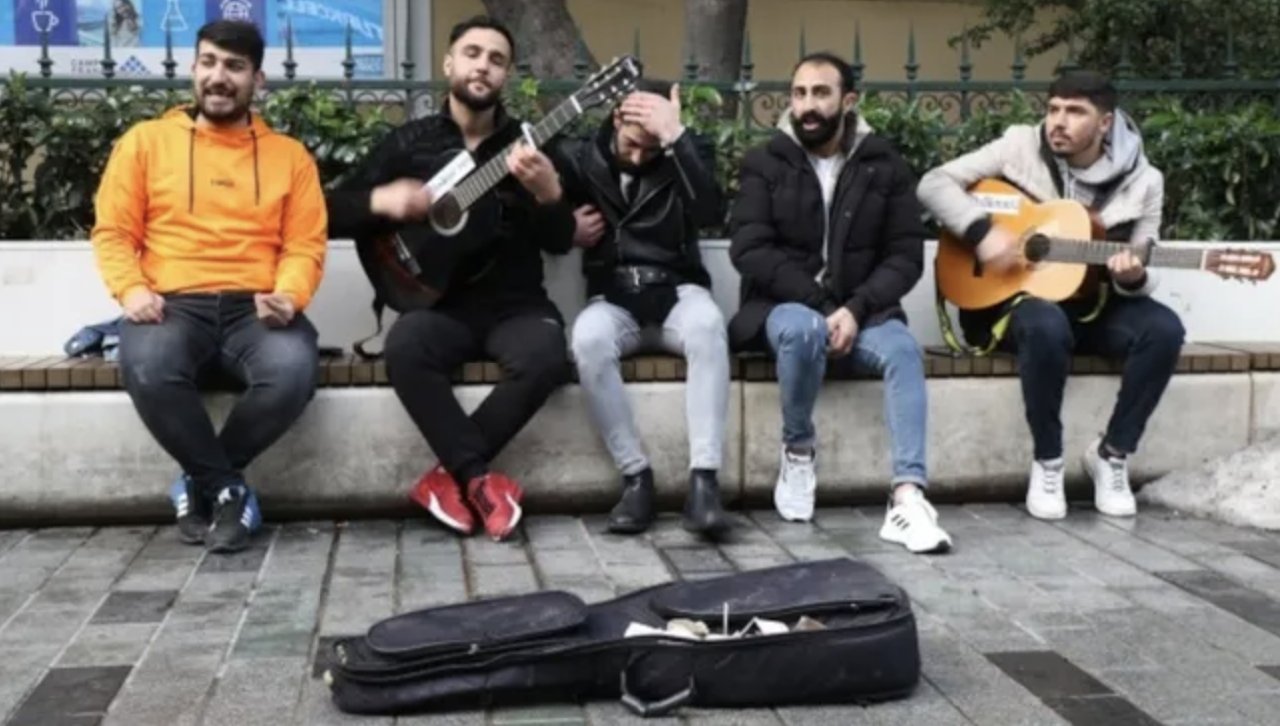 İstiklal Caddesi'nde Kürtçe müzik yapılmasının polislerce engellenmesi Meclis gündeminde