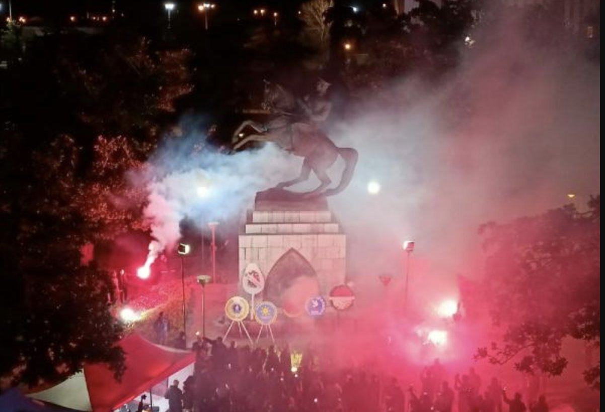 Samsun'da yıkılmaya çalışılan Atatürk Anıtı önünde yüzlerce kişi nöbet tuttu