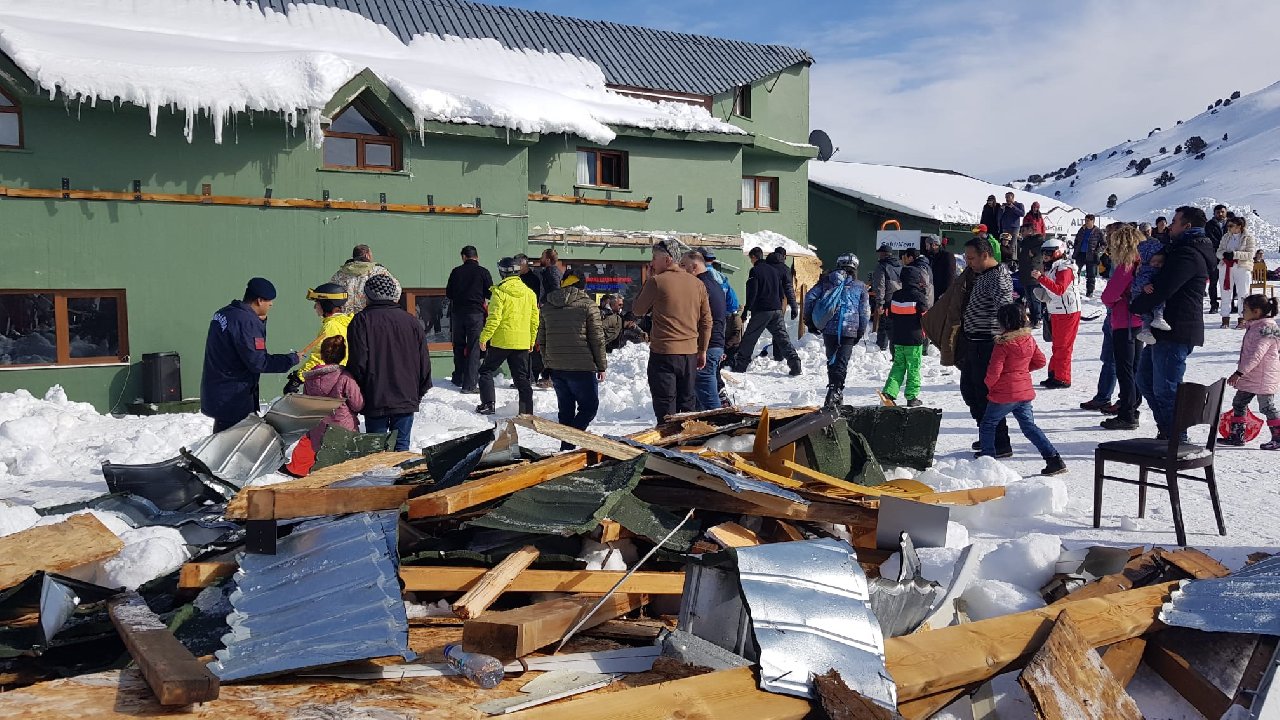 Antalya'da otelin sundurması biriken kar yüzünden çöktü: 3 yaralı