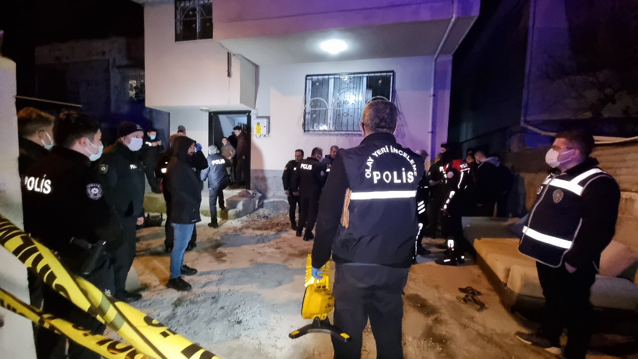 Adana'da 25 yaşındaki genç evinin bahçesinde silahlı saldırıda öldürüldü