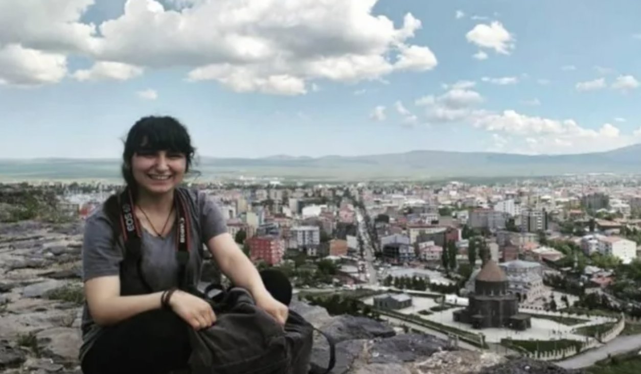 Mezopotamya Ajansı muhabiri Zeynep Durgut ev baskınıyla gözaltına alındı