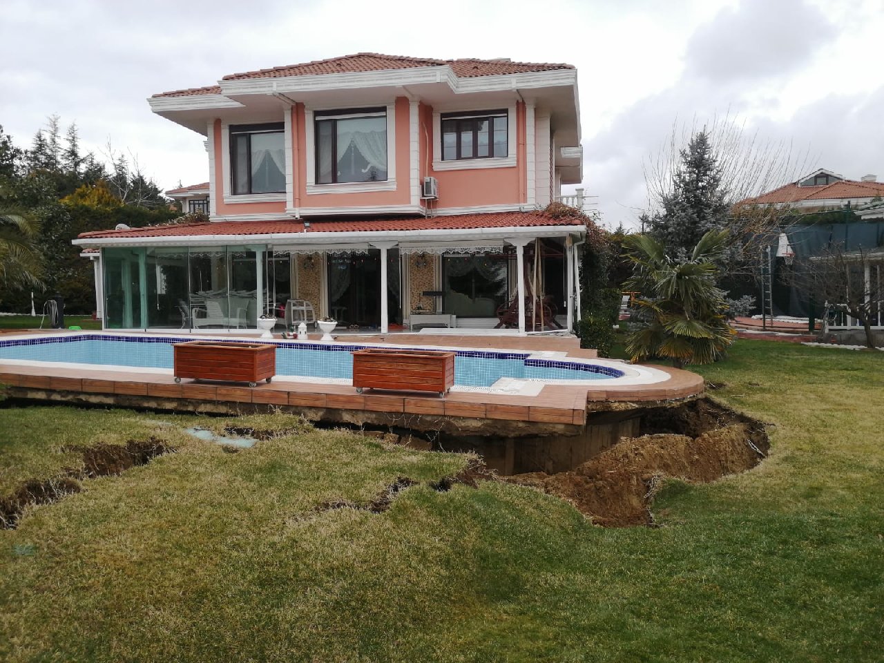 Büyükçekmece'de milyonluk villaların bulunduğu sitede dev yarıklar oluştu