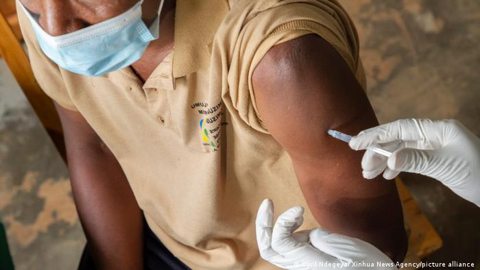 Oxfam: AB Afrika'ya bağışladığından fazla aşıyı çöpe atıyor
