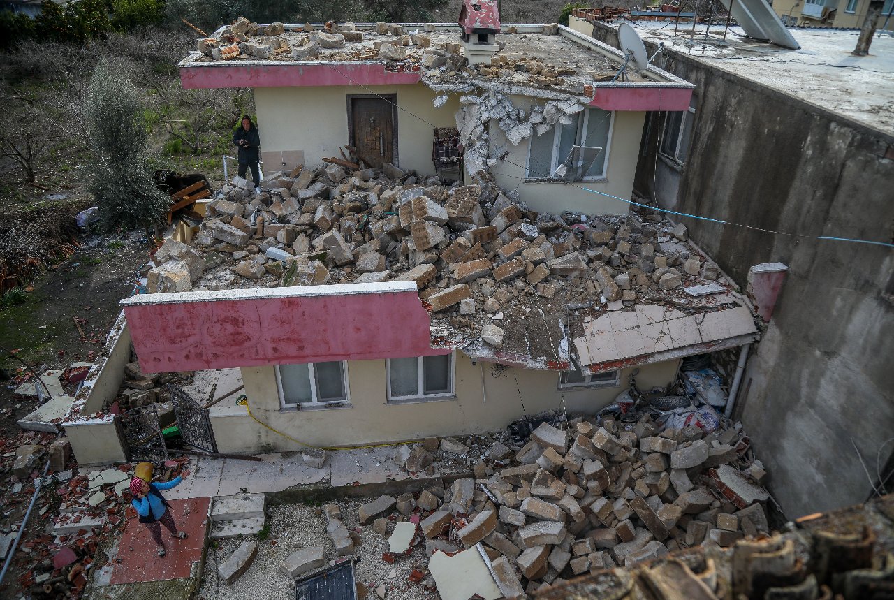 Antalya'nın Serik ilçesinde hortum nedeniyle çok sayıda ev ve sera zarar gördü