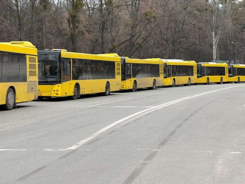 Kiev bölgesindeki Irpin kentinde siviller, halk otobüsleriyle tahliye ediliyor