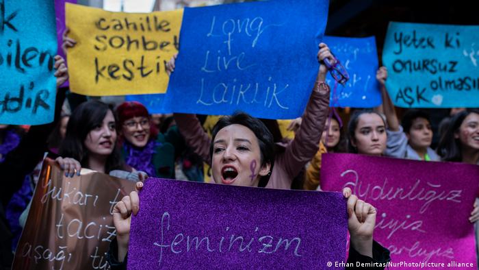 Feminist Gece Yürüyüşü yasağa rağmen yapıldı