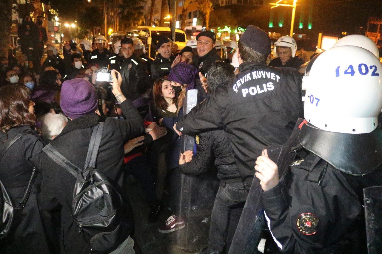 8 Mart: Antalya'da gözaltına alınan 30 kadın serbest