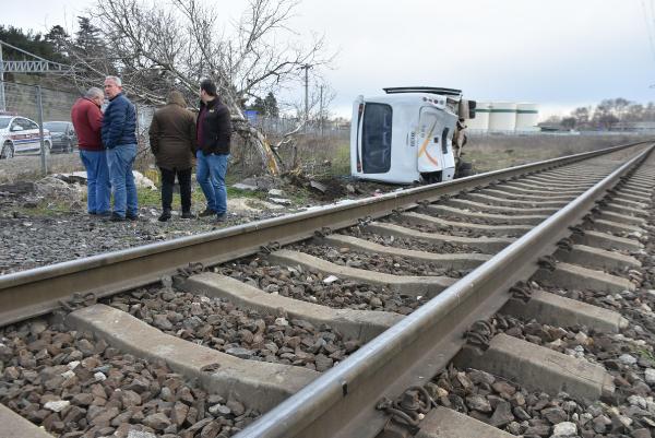 Yük treni midibüse çarptı: 27 yaralı