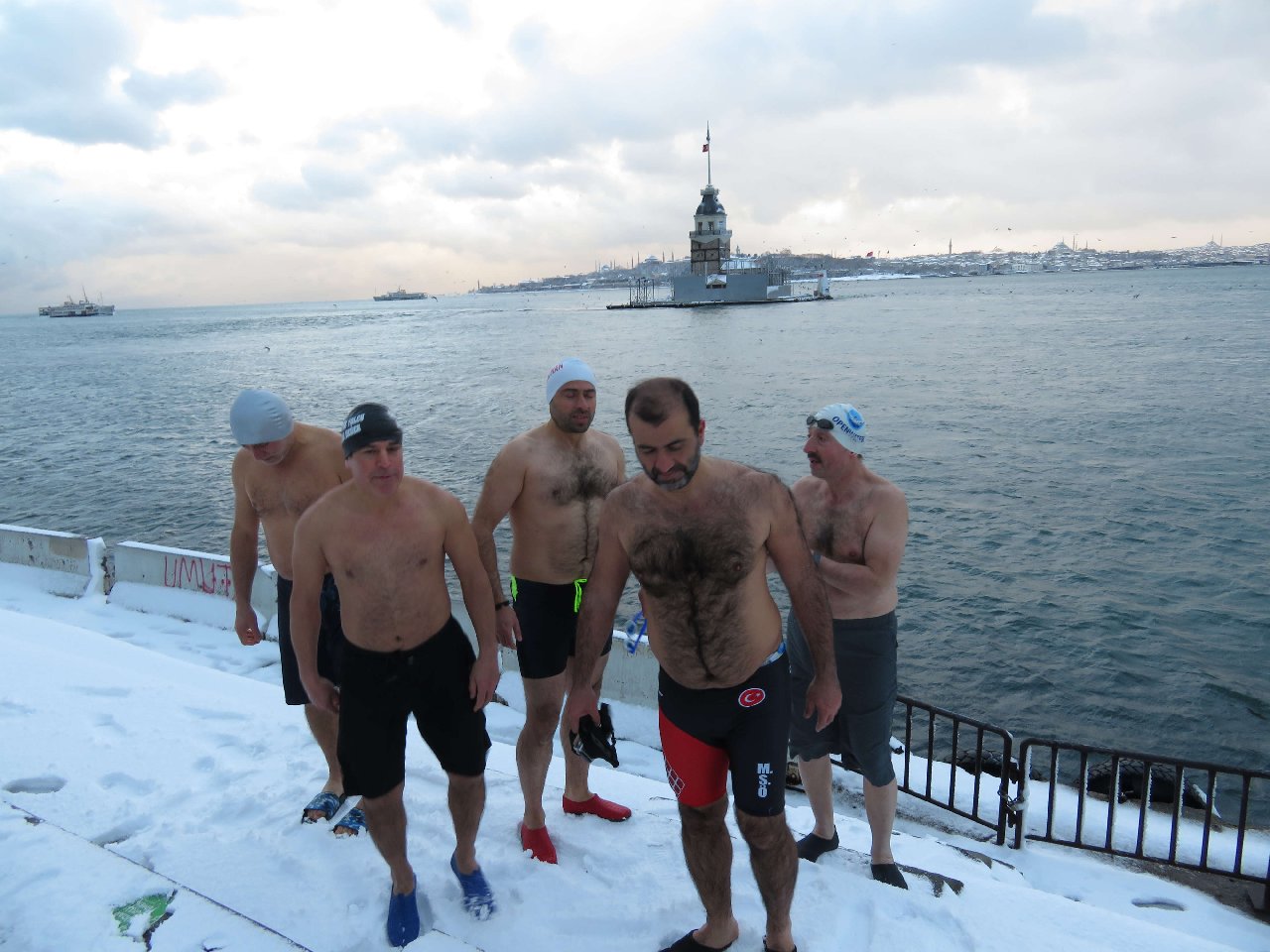 Üsküdar'da 5 kişi kar altında denize girdi: "Sizce ben üşüyor gibi duruyor muyum? Hiç üşümüyorum"