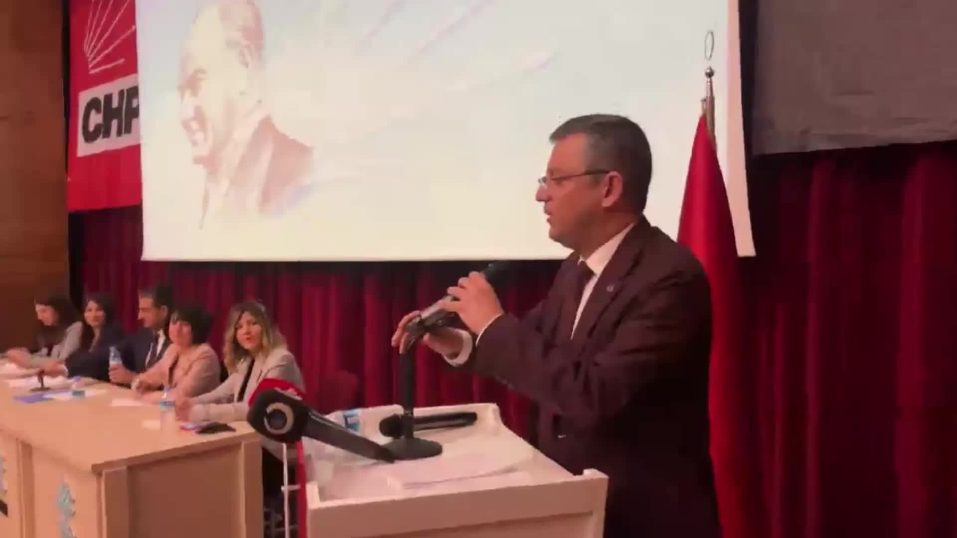 Özgür Özel: "Tansu Çiller-Recep Tayyip Erdoğan enflasyon ittifakı hayırlı olsun"