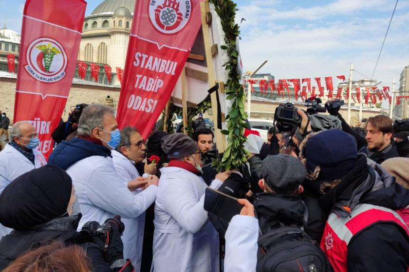 Polis, Taksim'de hekimlere izin vermedi, 89 yaşındaki  Dr. Erdinç Köksal'ı yere düşürdü
