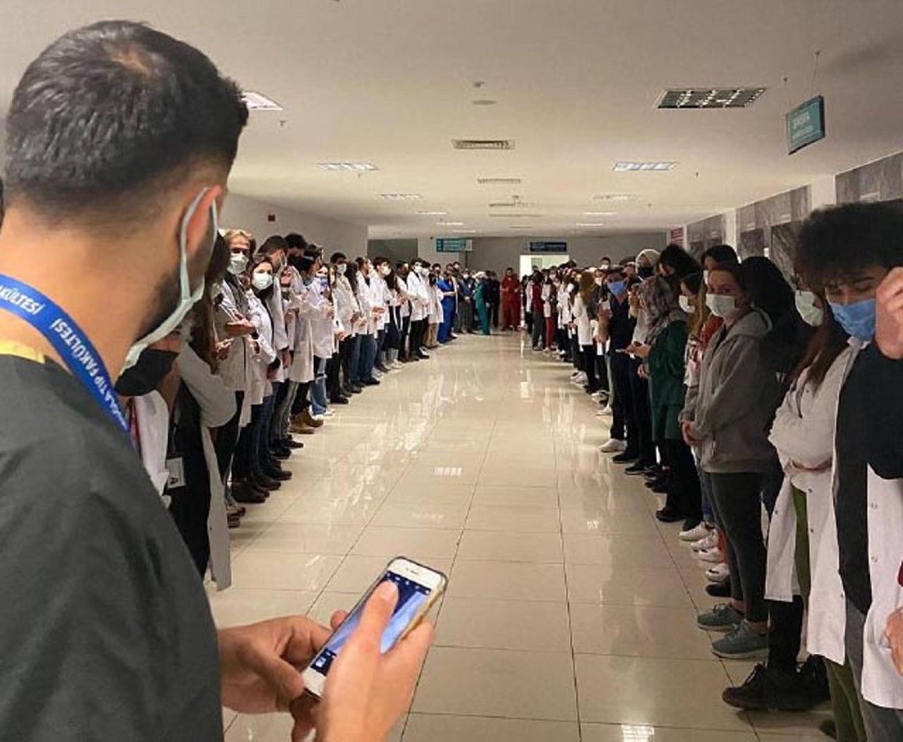Tıp Bayramı'nda doktoru darbeden çavuş, alkışlı protestoyla hastaneden taburcu edildi