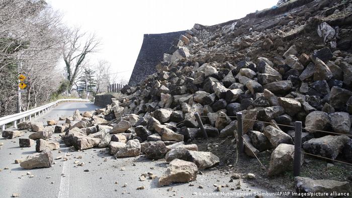 Japonya'da 7,4 büyüklüğünde deprem can kaybına yol açtı