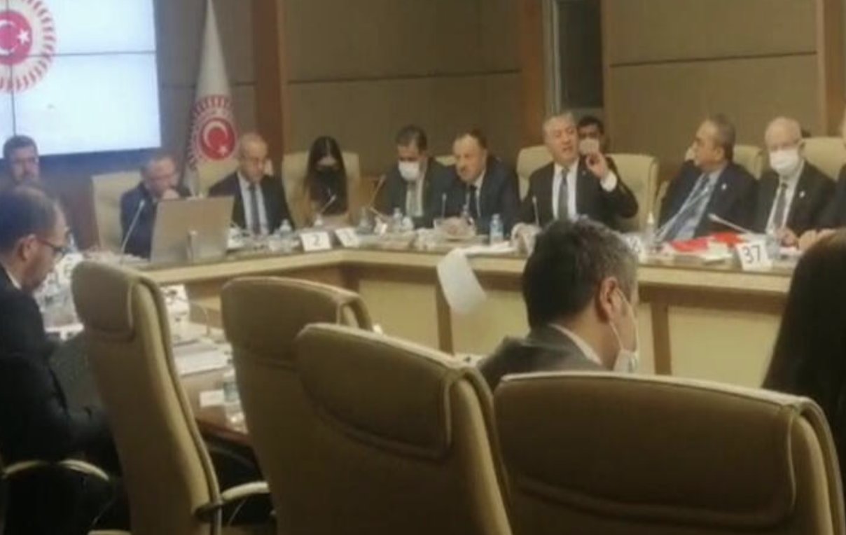 Seçim barajını yüzde 7'ye düşüren kanun teklifi komisyonda kabul edildi