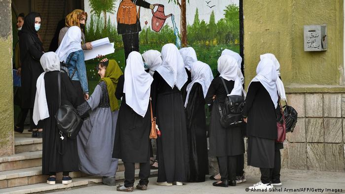 Okulları kız öğrencilere açmayan Taliban'a kınama