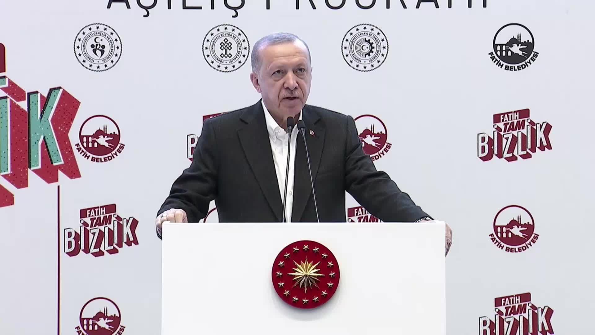 Erdoğan: "Sosyal medya bir bataklık gibi içine düşeni yutup yok edecek tehditler barındırıyor"