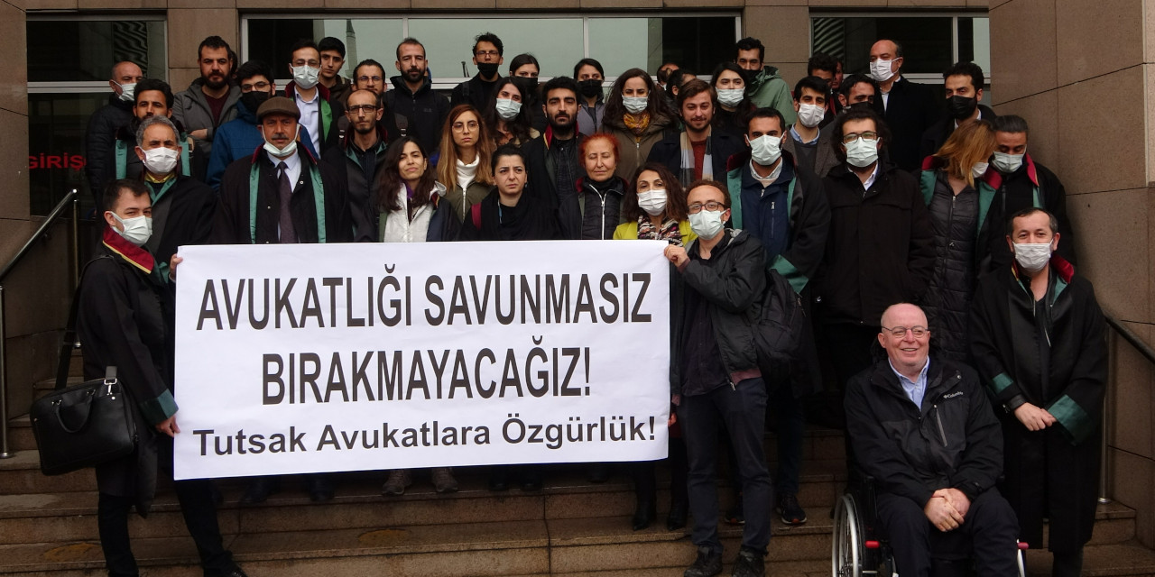 Avukatlar İstanbul Adliyesi'nde eylem yaptı: Avukatlığı savunmasız bırakmayacağız