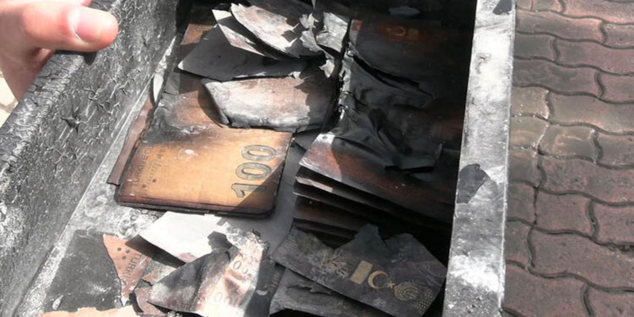 Fabrikadaki yangında çelik kasadaki paralar da yandı