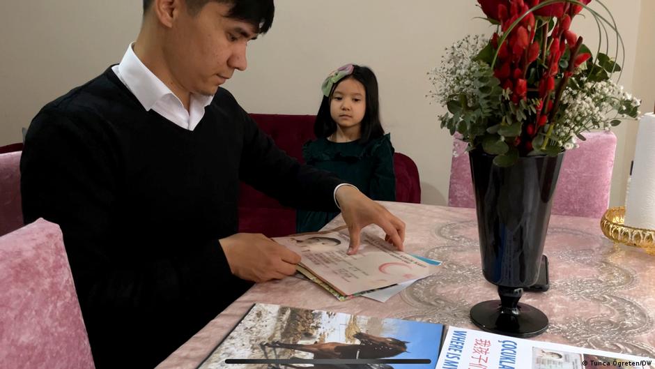 Türkiye'deki Uygurlar anlatıyor: "İki kızım Çin'de, toplama kampına götürdüler mi, hiç bilgi alamıyorum"