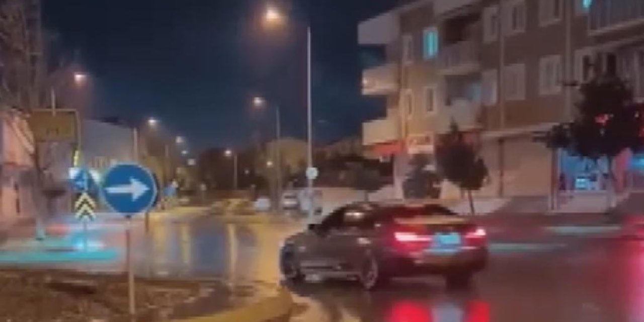 İçinde küçük bir çocuğun bulunduğu otomobili sıkıştıran maganda gözaltına alındı