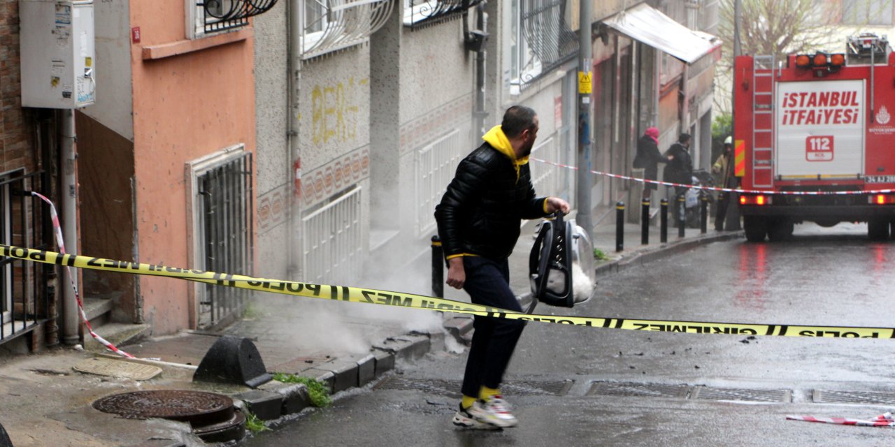 Şişli'de panik anları: Yer altı kabloları yandı, rögar patladı
