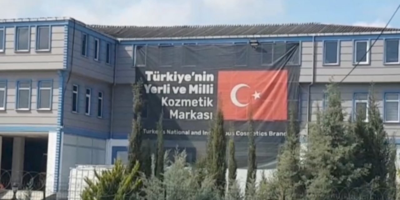Uyuşturucudan tutuklanan Akat'ın fabrikasına 'yerli, milli' afişi asıldı