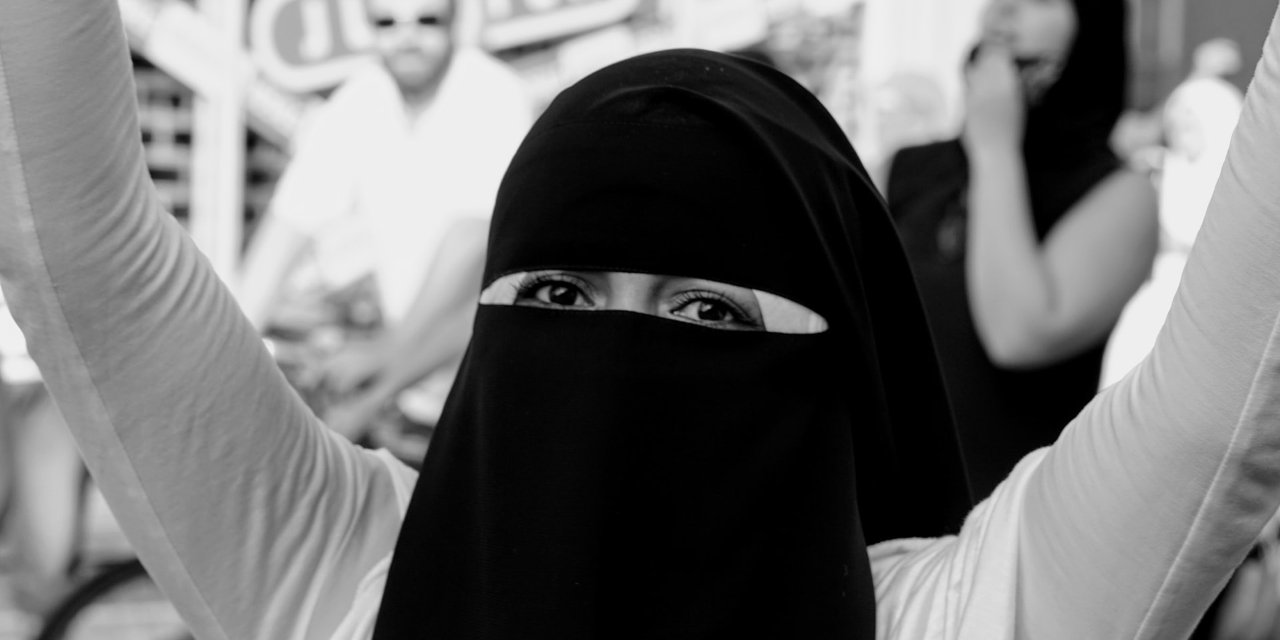 Taliban kadınlara yeniden burka zorunluluğu getirdi