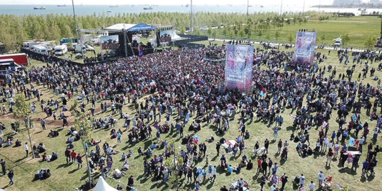 Bordo mavili taraftar şampiyonluğu Yenikapı'da kutluyor