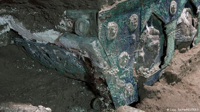 Antik kentteki kazıda erotik süslemeli tören arabası bulundu